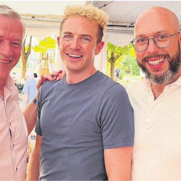 Gigelisuppe und Bratwurst - Michael Elsener (Mitte) freute sich zusammen mit Gemeindeammann Daniel Stark (links) und Vizeammann Boris Sommer über die vielen Besucherinnen und Besucher. Bild: tyb