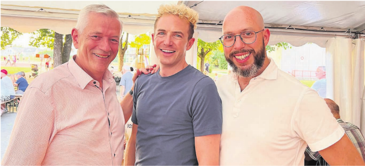 Michael Elsener (Mitte) freute sich zusammen mit Gemeindeammann Daniel Stark (links) und Vizeammann Boris Sommer über die vielen Besucherinnen und Besucher. Bild: tyb