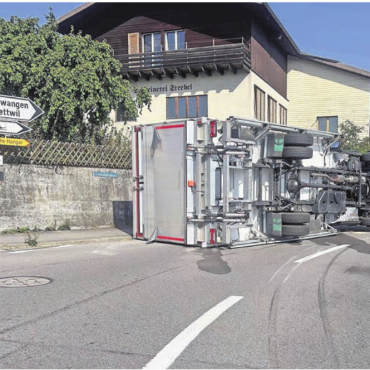 Lieferwagen gekippt - Der Fahrer eines Iveco-Lieferwagens verlor die Kontrolle. Bild: pz