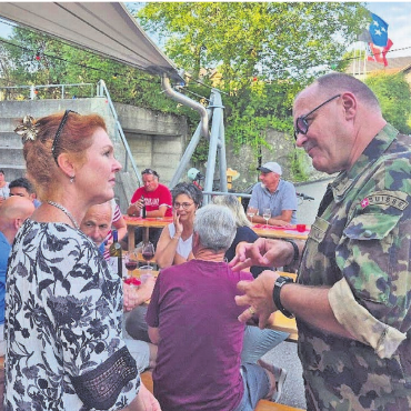 Miteinander und füreinander - Redner René Meier beantwortet auch im Anschluss an seine Ansprache viele Fragen. Bilder: sca