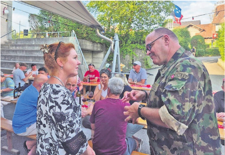 Redner René Meier beantwortet auch im Anschluss an seine Ansprache viele Fragen. Bilder: sca