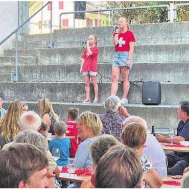 Miteinander und füreinander - Luana und Svea Gauch singen ein Lied über die Schweiz.