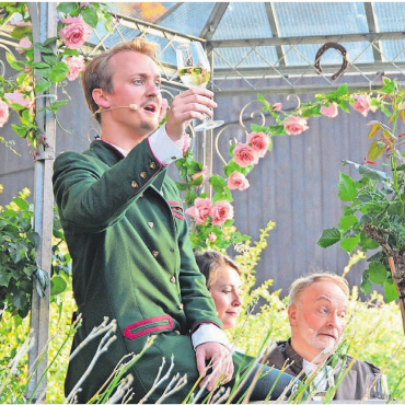 Die Sprache der Leidenschaft - Der Wein wird in mehreren Liedern besungen – hier von Tenor Ruben Banzer im Bild des Wiener Praters.
