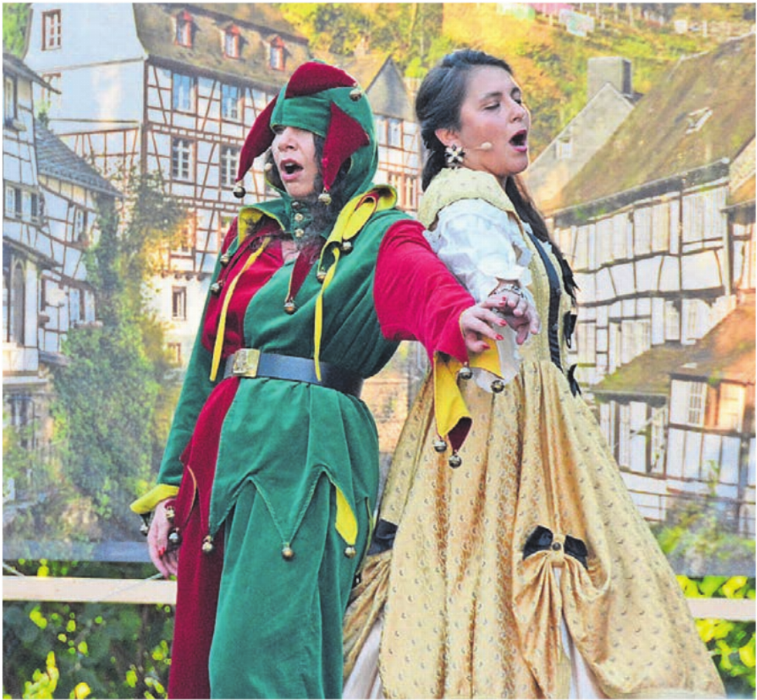 Mezzosopranistin Felicitas Brunke als Gauklerin (links) und Sopranistin Camila Meneses als angehende Opernsängerin. Mezzosopranistin Felicitas Brunke als Gauklerin (links) und Sopranistin Camila Meneses als angehende Opernsängerin.