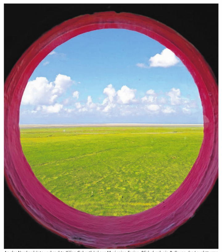 An der Nordseeküste verbrachte Kilian Gaberthüel aus Muri seine Ferien. Blick durch ein Bullauge des Leuchtturms Westerheversand auf die Salzwiesen, den endlosen Himmel und das Wattenmeer der Halbinsel Eiderstedt.