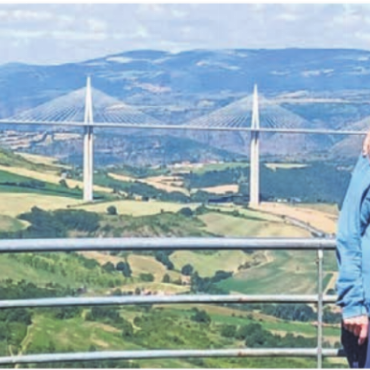 Der Blick in die Weite - Werner und Iris Rey aus Wohlen verbrachten ihre Ferien in Südfrankreich und waren beeindruckt vom Viadukt in Millau, der höchsten Autobahnbrücke in Europa.    Bilder: zg