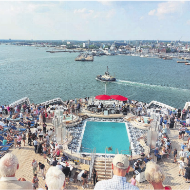 Der Blick in die Weite - Auf der Queen Mary 2, dem letzten Oceanliner. Für Beat Füglistaler aus Dottikon ein Traum. Das Bild zeigt das Schiff bei der Auslaufparty im Hafen von Southampton auf der Fahrt nach Hamburg. «Abendliche Stimmung bei schönstem Sonnenschein», schreibt er dazu.
