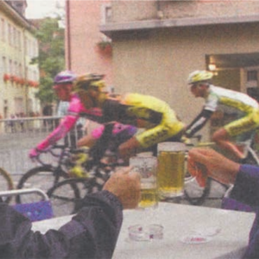 Eine sportliche Bereicherung für die Altstadt - Diese zwei Besucher sitzen bei der Bremgarter Rathauskurve in der ersten Reihe der 1. Rad Classiques Bremgarten. Bild: Archiv