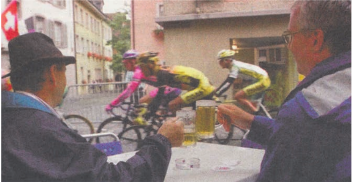 Diese zwei Besucher sitzen bei der Bremgarter Rathauskurve in der ersten Reihe der 1. Rad Classiques Bremgarten. Bild: Archiv