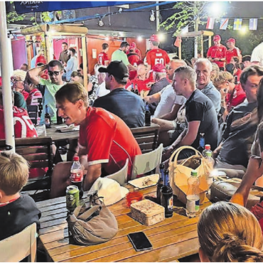Erfolgsgeschichte weiterführen - Lauter Höhepunkte im Sternen» – ob Kultur oder Sport. Zu den Schweizer Spielen der Fussball-WM im Garten des Restaurants kamen jeweils über 200 Besucherinnen und Besucher – und das jeweils weit nach Mitternacht. Bilder: Archiv/spr