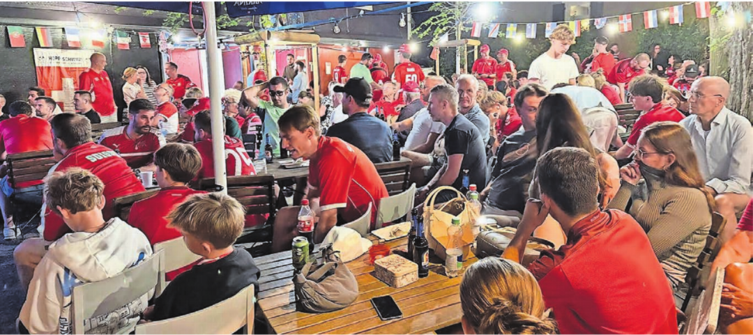 Lauter Höhepunkte im Sternen» – ob Kultur oder Sport. Zu den Schweizer Spielen der Fussball-WM im Garten des Restaurants kamen jeweils über 200 Besucherinnen und Besucher – und das jeweils weit nach Mitternacht. Bilder: Archiv/spr Lauter Höhepunkte im Sternen» – ob Kultur oder Sport. Zu den Schweizer Spielen der Fussball-WM im Garten des Restaurants kamen jeweils über 200 Besucherinnen und Besucher – und das jeweils weit nach Mitternacht. Bilder: Archiv/spr