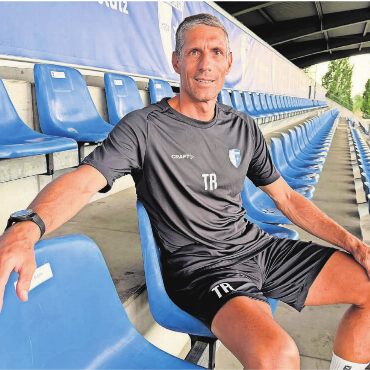 Marschieren statt zaubern - Disziplin, Fitness und ein geordnetes System. Der neue Trainer Jérôme Oswald will den FC Wohlen mit klaren Vorgaben auf die Erfolgsspur führen. 
Bild: Stefan Sprenger