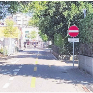 Sicherheit von hoher Wichtigkeit - Eine der geplanten Massnahmen: Velos dürfen die Einbahnstrasse nicht mehr entgegen der Verkehrsrichtung befahren, wie es heute erlaubt ist. Bild: zg
