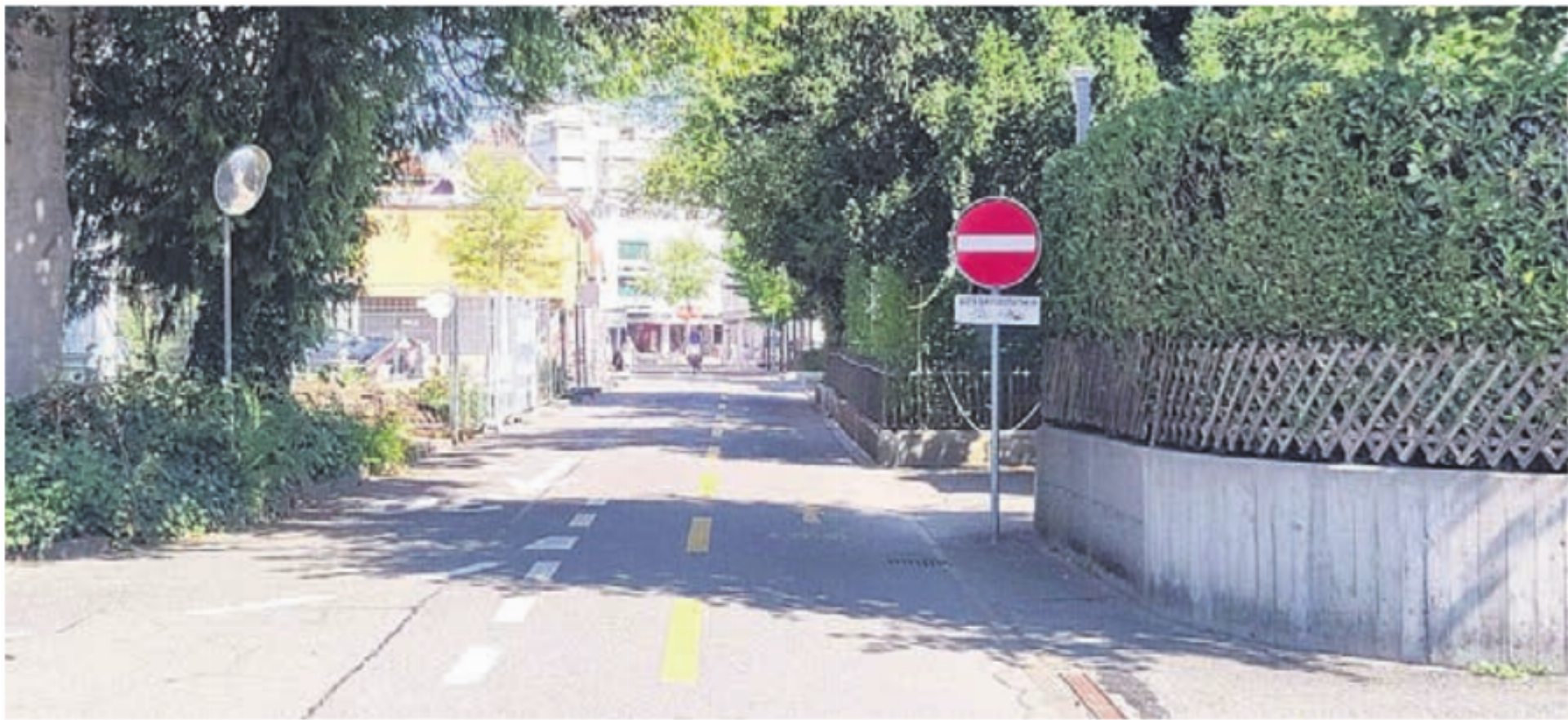 Eine der geplanten Massnahmen: Velos dürfen die Einbahnstrasse nicht mehr entgegen der Verkehrsrichtung befahren, wie es heute erlaubt ist. Bild: zg - Das Bild wird blockiert. – Möglicherweise durch einen aktiven Adblocker.