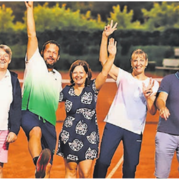 Weil es nicht nur um Tennis geht - Die Sieger des letzten Jahres (von links): Reto Zumbühl, Martin Leu, Silke Lippold, André Stutz, Corinne Moos-Trottmann, Daniela Hauck, Markus Schüpbach, Carlo Rosano, Niels Hildebrandt. Marianne Hurni fehlt auf dem Foto. Bild: zg