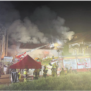 Das ganze Dorf in Rauch eingehüllt - Angehörige von vier Feuerwehren waren in dieser Nacht und auch am nächsten Tag im Einsatz, um das Feuer endgültig einzudämmen. Bild: pz