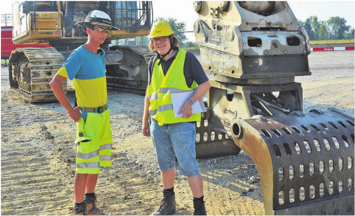 Der Vorarbeiter Christoph Wildi (links) führt mich über die Baustelle. Bilder: Roger Wetli Der Vorarbeiter Christoph Wildi (links) führt mich über die Baustelle. Bilder: Roger Wetli