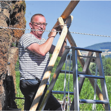 Die Horizontalkomponente - Philipp Galizia ist ein kleiner Tausendsassa. Neben seiner künstlerischen Arbeit als Erzähler, Schauspieler und Musiker hat er auch grosses handwerkliches Geschick, welches er aktuell im Zeltbau einsetzt. Bilder: Verena Anna Wigger