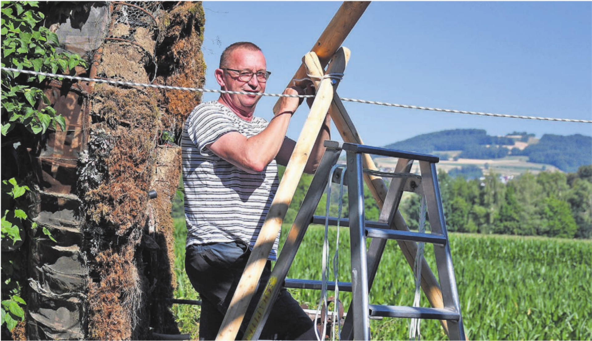 Philipp Galizia ist ein kleiner Tausendsassa. Neben seiner künstlerischen Arbeit als Erzähler, Schauspieler und Musiker hat er auch grosses handwerkliches Geschick, welches er aktuell im Zeltbau einsetzt. Bilder: Verena Anna Wigger - Das Bild wird blockiert. – Möglicherweise durch einen aktiven Adblocker.