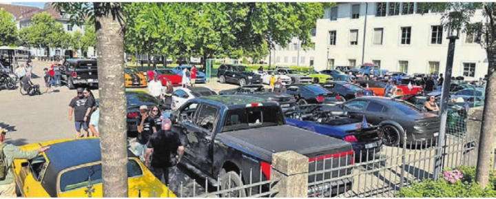 Auf dem Klosterhof versammeln sich die Autos vor der Tour. Bild: zg Auf dem Klosterhof versammeln sich die Autos vor der Tour. Bild: zg