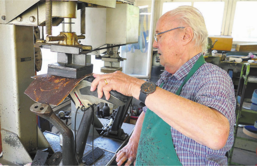 Arthur Keusch an der Presse für den Sohlenausbau. Bilder: Richard Gähwiler Arthur Keusch an der Presse für den Sohlenausbau. Bilder: Richard Gähwiler