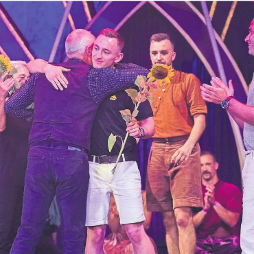 Am Ende kommen die Emotionen - Nach der Premiere herzt sich die Familie auf der Bühne. Von links: Armelle Fouqueray, Johannes Muntwyler und die Söhne Nicola, Mario und Tobias.