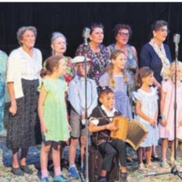 Die ersten Blitze sieht man schon - Auch ein Chor tritt im Stück auf.    Bild: mub