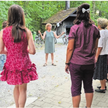 Die ersten Blitze sieht man schon - Einsingen: Ein Teil des Ensembles macht zusätzlich im Chor mit.
