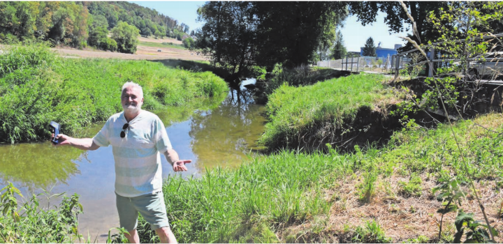 Er ist Fischereiaufseher für die Bünz: Armin Geissmann bei der Mündung des Holzbachs in die Bünz, hier ist die Lage noch verhältnismässig gut, wenigstens für ein paar Tage. Bild: Daniel Marti Er ist Fischereiaufseher für die Bünz: Armin Geissmann bei der Mündung des Holzbachs in die Bünz, hier ist die Lage noch verhältnismässig gut, wenigstens für ein paar Tage. Bild: Daniel Marti