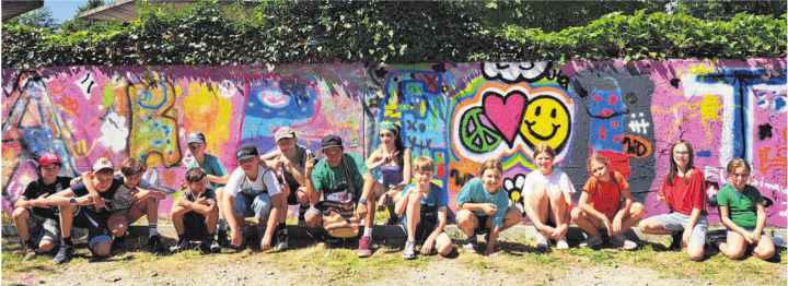 Beliebter Graffitikurs: Nach einer kurzen Einführung in die Grundlagen des Sprayens konnten die Jugendlichen eigene Werke herstellen.    Bild: zg