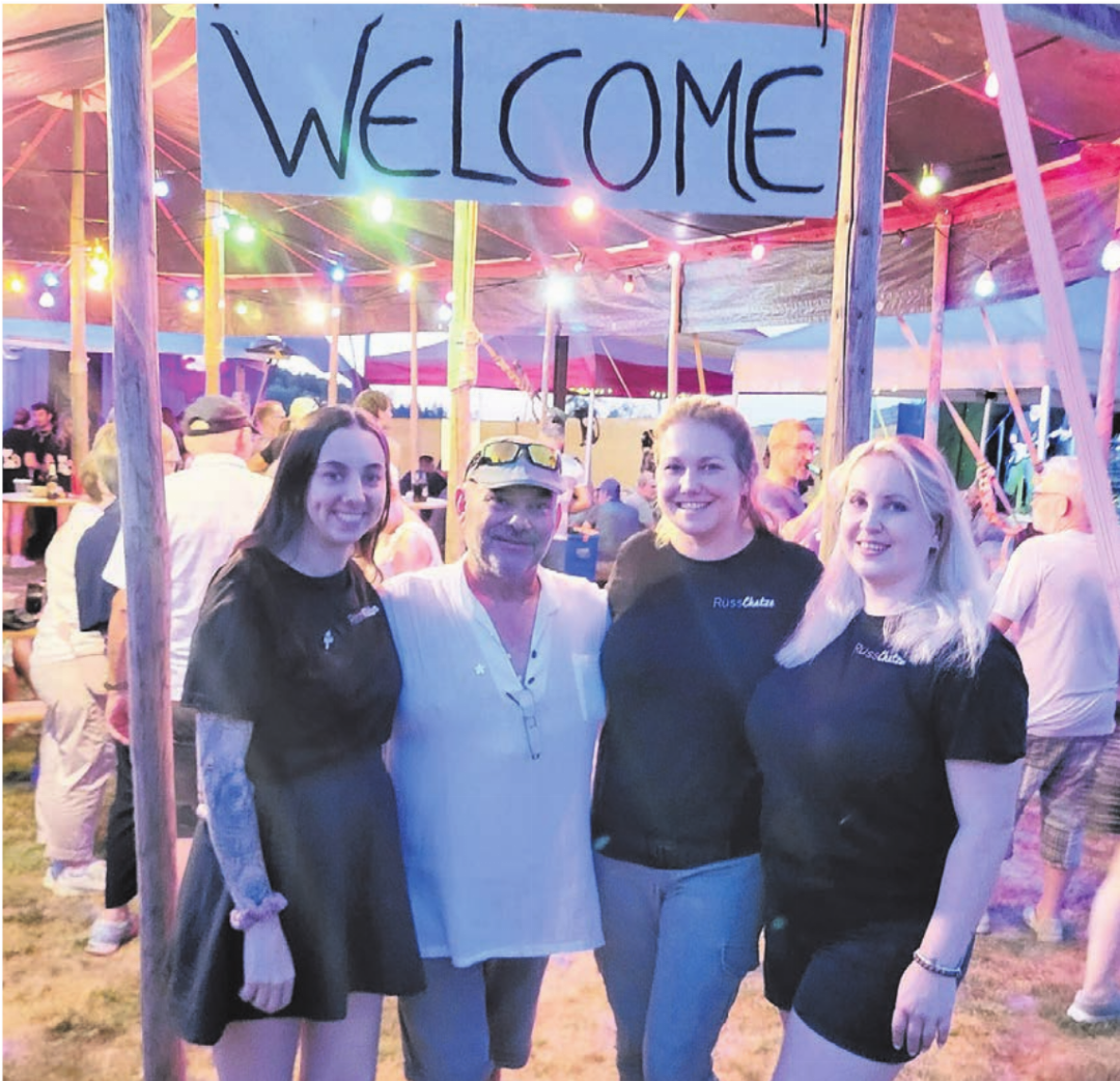 Sie bilden das OK der diesjährigen Ausgabe und freuen sich über die gute Stimmung am Open Air (von links): Marina Soler, Peter Gauch (Landbesitzer), Tanja Camastral und Jasmin Hochstrasser. Bilder: Heinz Strebel Sie bilden das OK der diesjährigen Ausgabe und freuen sich über die gute Stimmung am Open Air (von links): Marina Soler, Peter Gauch (Landbesitzer), Tanja Camastral und Jasmin Hochstrasser. Bilder: Heinz Strebel