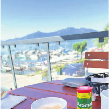 LESERFOTOS - Susanne Spycher aus Hägglingen weilt am «herrlichen Chiemsee». Das Schweizer Gewürzdöschen sei in allen Auslandferien immer dabei.
