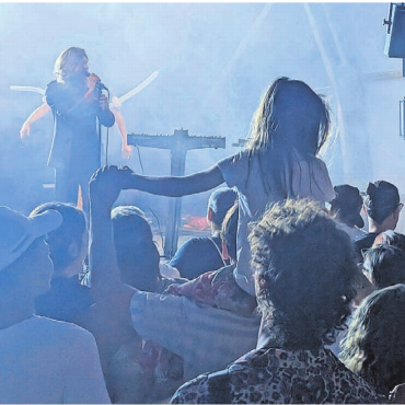 «Mega-Erleichterung» - «Crimer» war für viele das Highlight des FIDM 2026. Wohl dem, der den energetischen Auftritt des Retro-Pop-Künstlers von derart privilegiertem Platz aus geniessen konnte.