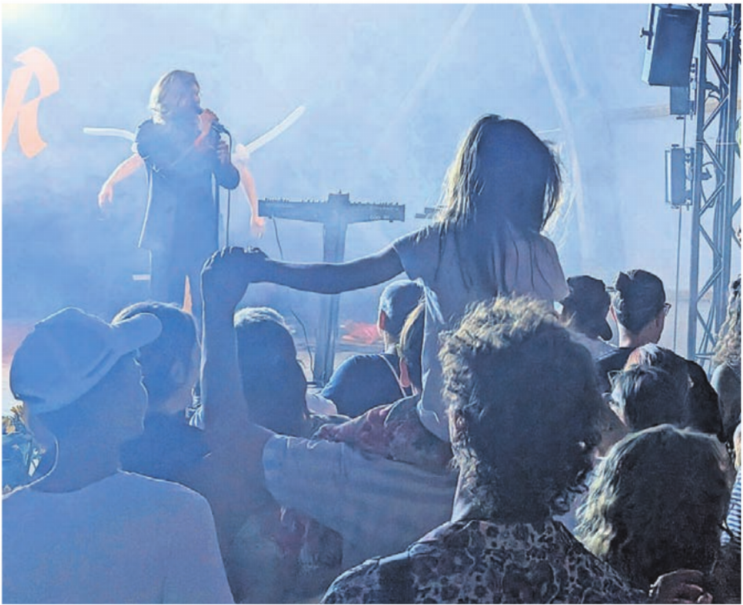 «Crimer» war für viele das Highlight des FIDM 2026. Wohl dem, der den energetischen Auftritt des Retro-Pop-Künstlers von derart privilegiertem Platz aus geniessen konnte. «Crimer» war für viele das Highlight des FIDM 2026. Wohl dem, der den energetischen Auftritt des Retro-Pop-Künstlers von derart privilegiertem Platz aus geniessen konnte.