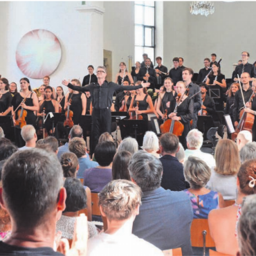 «JSAG-Tag besonderer Güte» - Volle Kirche und lang anhaltender Applaus. Mit dem aktuellen Programm «Odyssee» begeistert das Jugend-Sinfonieorchester Aargau in Boswil.    Bilder: Annemarie Keusch