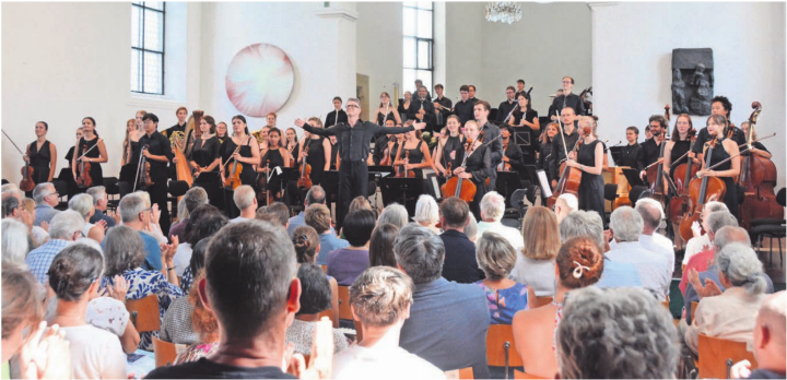 Volle Kirche und lang anhaltender Applaus. Mit dem aktuellen Programm «Odyssee» begeistert das Jugend-Sinfonieorchester Aargau in Boswil. Bilder: Annemarie Keusch Volle Kirche und lang anhaltender Applaus. Mit dem aktuellen Programm «Odyssee» begeistert das Jugend-Sinfonieorchester Aargau in Boswil. Bilder: Annemarie Keusch