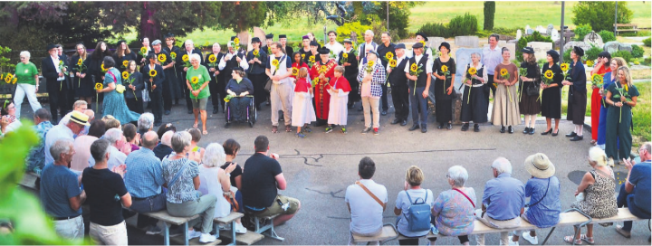 Schlussbild hinter der Kirche Beinwil: Die Mitwirkenden des Freilichttheaters werden mit einer Sonnenblume und lang anhaltendem Applaus gefeiert.    Bilder: Thomas Stöckli