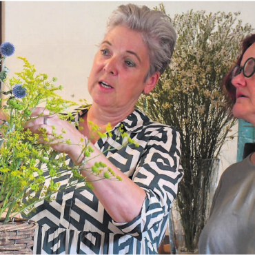 Mit Fleissarbeit kreativ sein - Floristin Priska Häfliger, links, erklärt geduldig und mit klaren Ansagen, wie sie den Strauss von ihrer Praktikantin gerne gesteckt haben möchte.    Bilder: Monica Rast, Verena Anna Wigger