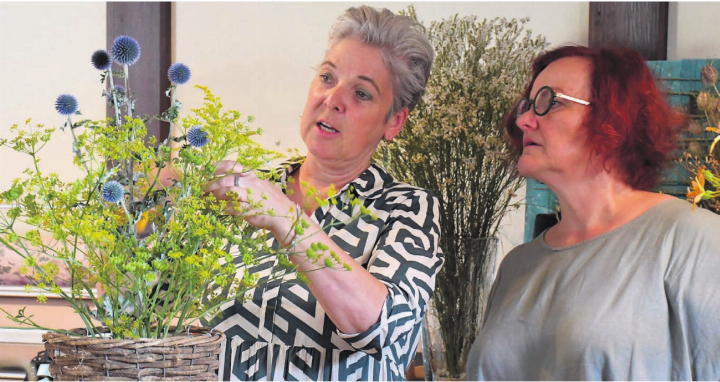 Floristin Priska Häfliger, links, erklärt geduldig und mit klaren Ansagen, wie sie den Strauss von ihrer Praktikantin gerne gesteckt haben möchte. Bilder: Monica Rast, Verena Anna Wigger Floristin Priska Häfliger, links, erklärt geduldig und mit klaren Ansagen, wie sie den Strauss von ihrer Praktikantin gerne gesteckt haben möchte. Bilder: Monica Rast, Verena Anna Wigger