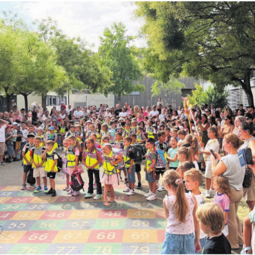 Zum Auftakt einiges neu - Der grosse Moment: Wie hier in Villmergen erlebten gestern ganz viele Kinder den allersten Schultag    Bild: Stefan Sprenger