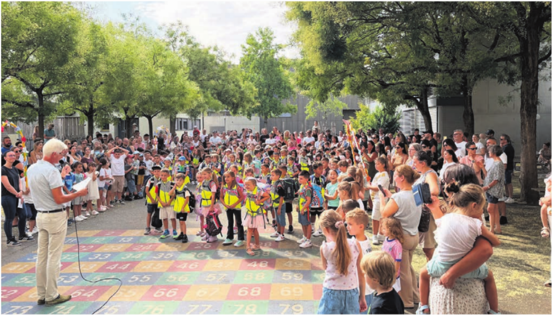 Der grosse Moment: Wie hier in Villmergen erlebten gestern ganz viele Kinder den allersten Schultag    Bild: Stefan Sprenger - Das Bild wird blockiert. – Möglicherweise durch einen aktiven Adblocker.