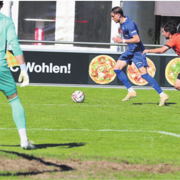 Viele Vorteile abgeschmettert - Der FC Wohlen braucht eigentlich eine Verbesserung des Hauptspielfeldes – dies schon seit Jahren. Der Gemeinderat sieht die Notwendigkeit ein, beantragt jedoch eine Ablehnung des Kunstrasen-Einbaus. Bild: Archiv