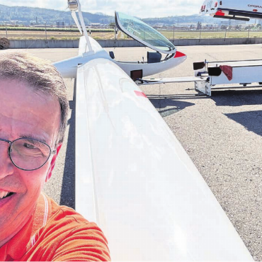 Zwischen Genuss und Demut - Von hier aus geht es jeweils in die Luft: Matthias Jauslin vor seinem Segelflugzeug in seinem Heimatflugplatz Birrfeld. Bild: zg