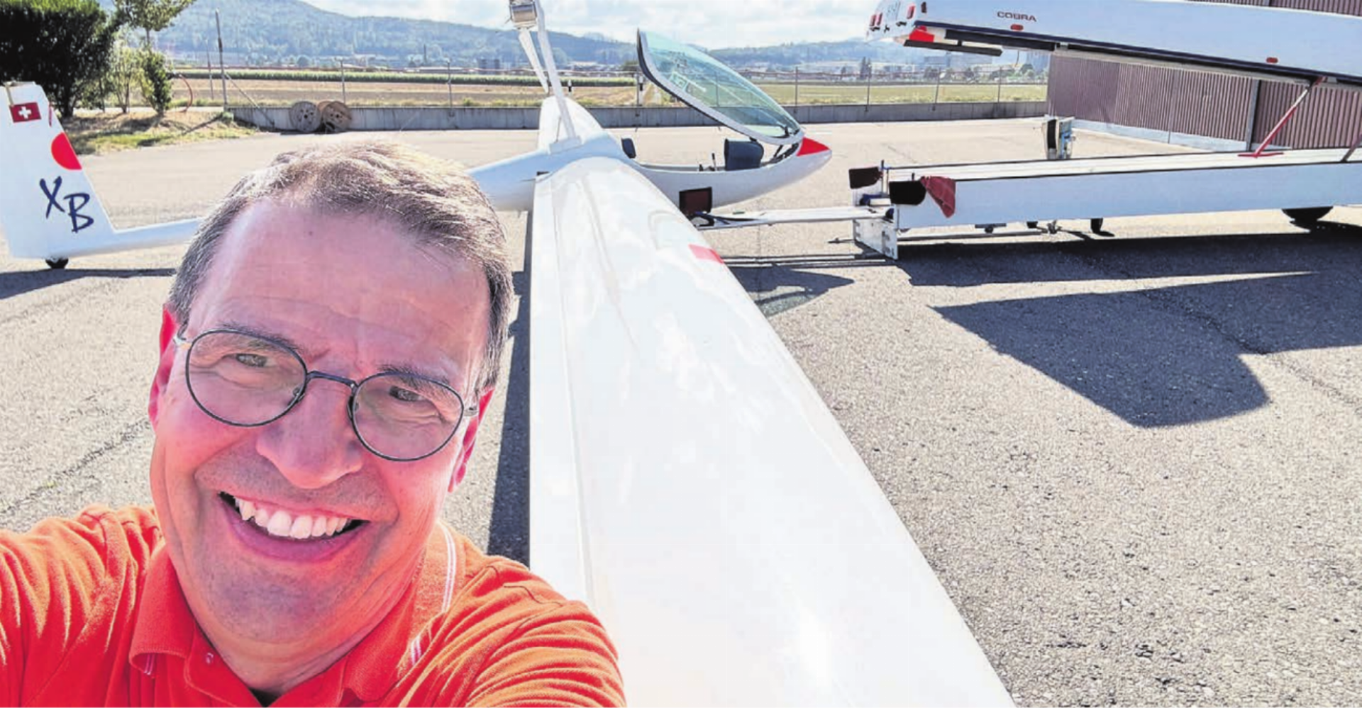 Von hier aus geht es jeweils in die Luft: Matthias Jauslin vor seinem Segelflugzeug in seinem Heimatflugplatz Birrfeld. Bild: zg - Das Bild wird blockiert. – Möglicherweise durch einen aktiven Adblocker.
