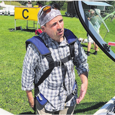 Zwischen Genuss und Demut - Matthias Jauslin macht eine letzte Kontrolle vor dem Einstieg ins Cockpit.