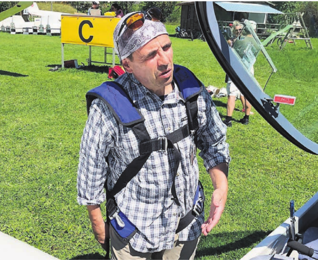 Matthias Jauslin macht eine letzte Kontrolle vor dem Einstieg ins Cockpit. Matthias Jauslin macht eine letzte Kontrolle vor dem Einstieg ins Cockpit.