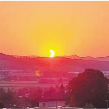 Wenn die Sonne zur Sichel wird - Der Mond hat sich vor die Sonne geschoben und dann verschwindet die Sonne langsam am Horizont: Stimmung und Farben sind einzigartig.
