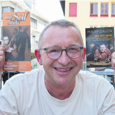 «Lunzi» ist zurück auf der Bühne - Der Flyer von 2002 auf der einen, der aktuelle auf der anderen Seite. Und mittendrin die Hauptperson: der Murianer Kleinkünstler Philipp Galizia. Bild: Annemarie Keusch