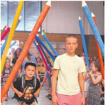 «Mer gönd z’Fuess id Schuel» - Grosser Moment für die Kleinsten: Begleitet von einem Sechstklässler betreten die neuen Erstklässler erstmals die Schule. Bild: zg