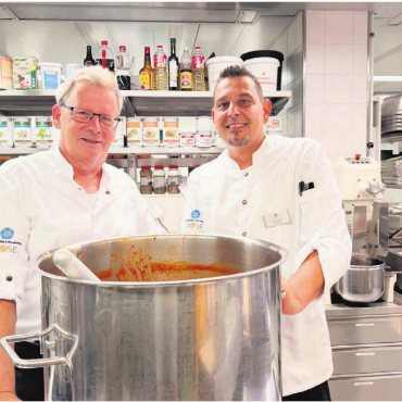 Zum Gemüserüsten reicht es - Der Küchenchef und sein Gehilfe: Fabrice Horat (rechts) ermöglichte Redaktor Chregi Hansen spannende Einblicke in die Küche der Oberen Mühle Villmergen. Bilder: Stefan Sprenger